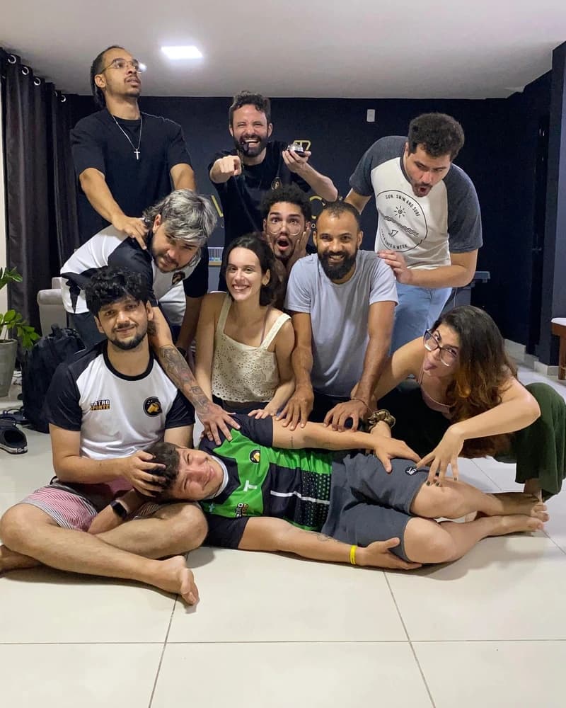 Academia despertar criativo: Adultos em uma aula de improviso, jogando e se divertindo