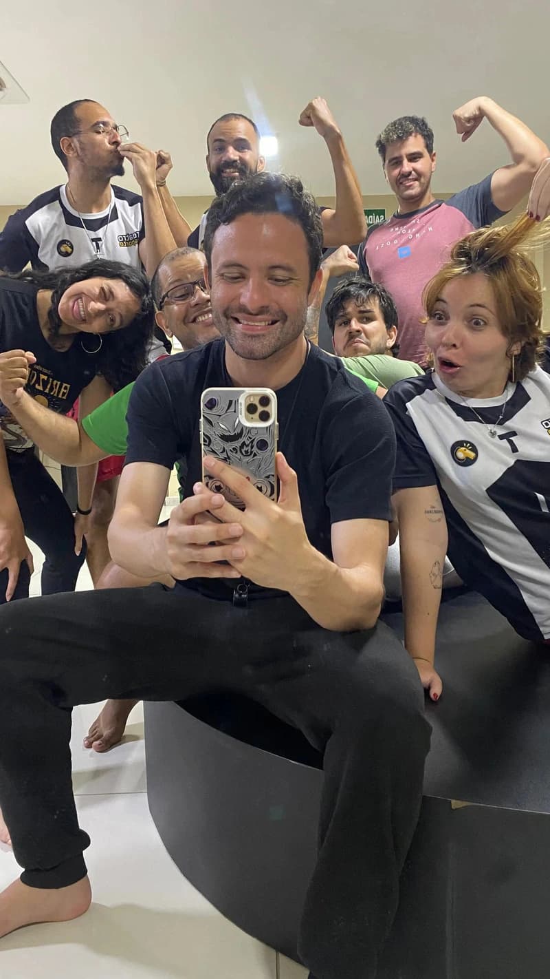 Adultos treinando improviso, com foco em expressão corporal